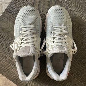 On Cloud OC Womens Helion Shoes Size W8.5